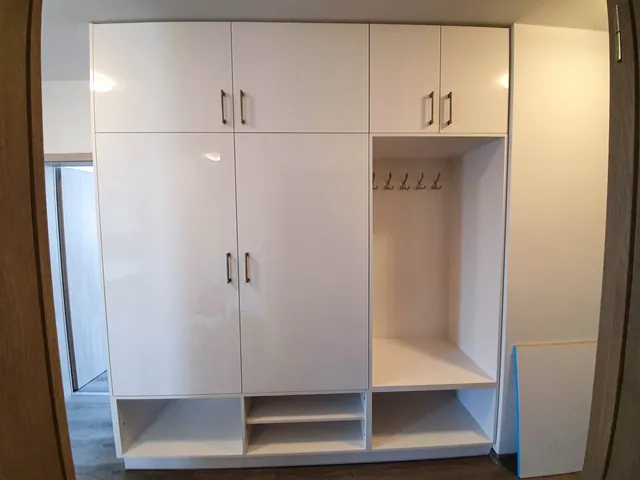 Bílá předsíňová sestava s otevřenou částí