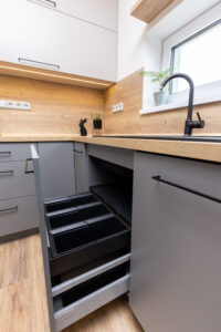 Otevřený výsuv s koši na tříděný odpad pod dřezem