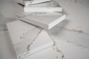 Deska z technického kamene