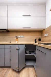 Otevřená rohová skříňka
