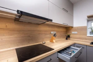 Otevřená zásuvka pod varnou deskou