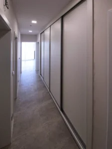 Úložné skříně s posuvnými dveřmi v chodbě