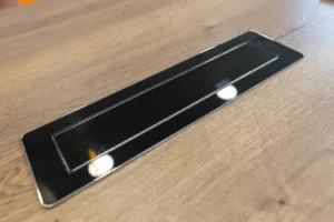 Uzavřená zásuvková lišta v pracovní ploše