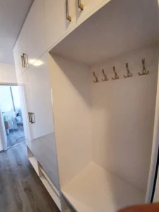 Věšáky v otevřené části předsíňové sestavy