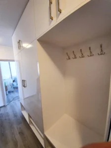 Detail věšáků předsíňové sestavy