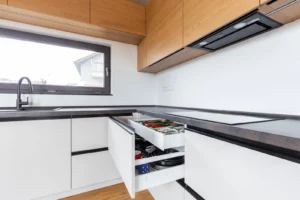 Otevřená zásuvka pod varnou deskou