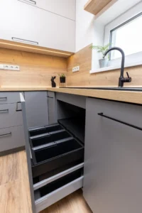 Detail otevřených zásuvek u dřezu